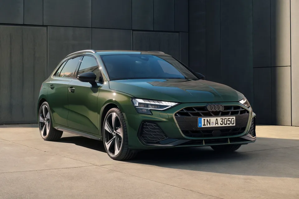 Audi A3 compacto aparcado frente a arquitectura moderna oscura