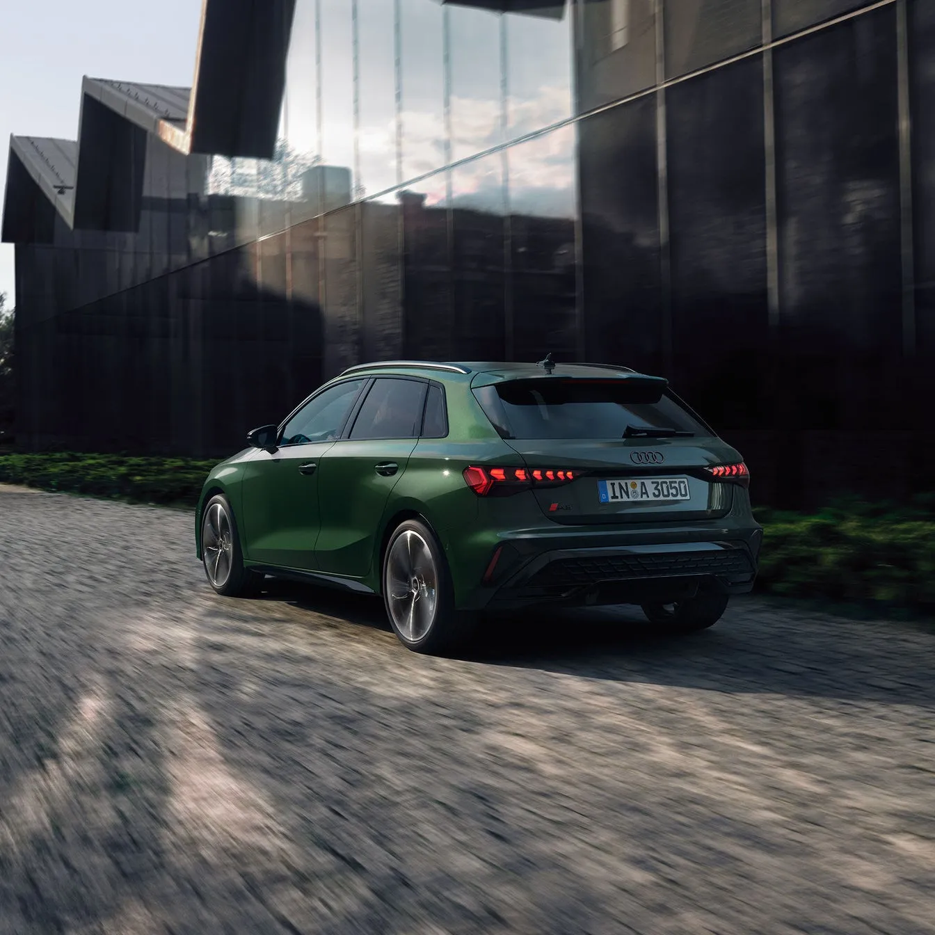Audi en movimiento en Alicante al atardecer
